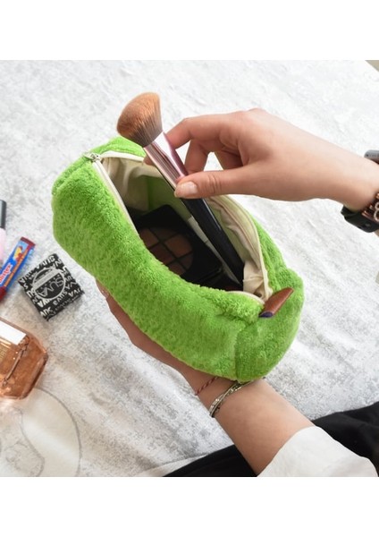 Harika Peluş Fermuarlı Peluş Makyaj Çantası (Uzun Tüylü) – Kadınlar Için En Yeni Makyaj Çantası