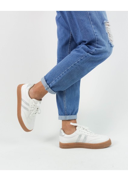 Beyaz Renk Bağcıklı Düz Taban Kadın Sneakers