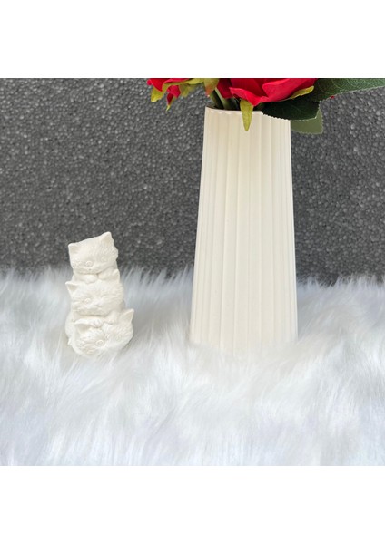 Modern Çizgili Vazo Içinde 7’li Kırmızı Yapay Gül - Kedi Biblo Hediyesiyle Dekoratif Masa Üstü Set