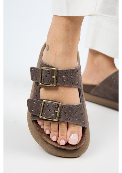 Kadın Deri Çift Tokalı Açık Kahve Terlik Kaymaz Taban ile Güvenli Adım