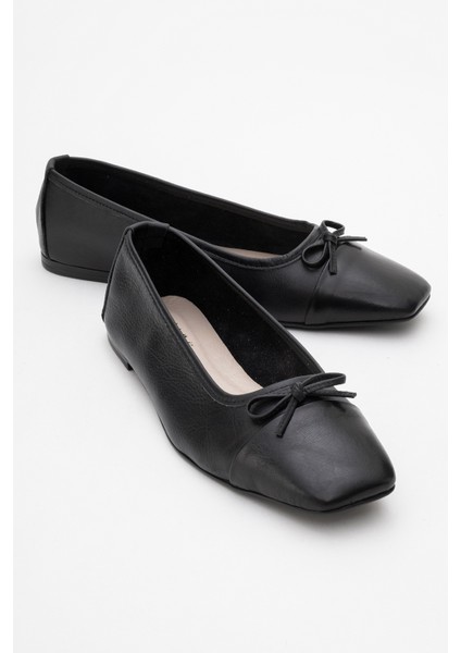 Romy Siyah-Siyah Cilt Deri Küt Burunlu Fiyonklu Kadın Babet Ayakkabı