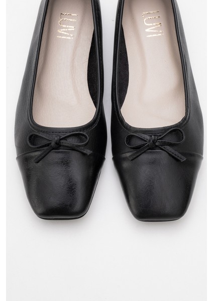 Romy Siyah-Siyah Cilt Deri Küt Burunlu Fiyonklu Kadın Babet Ayakkabı fiyatları