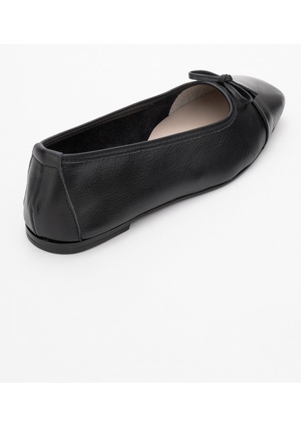 Romy Siyah-Siyah Cilt Deri Küt Burunlu Fiyonklu Kadın Babet Ayakkabı indirimleri