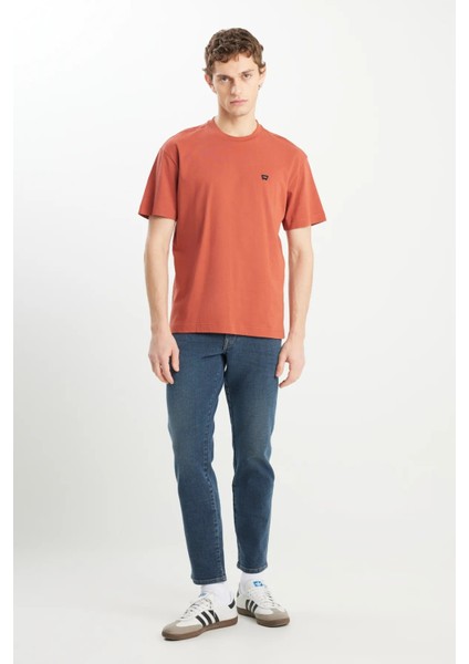 Wrangler Pamuk Relaxed Fit Geniş Kesim Minimal Logo Kiremit Tişört modelleri
