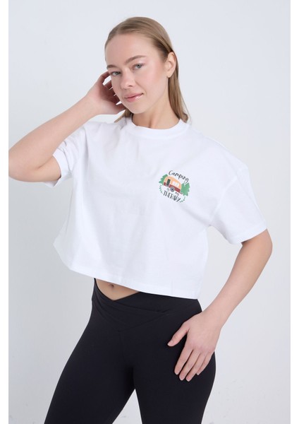 Kadın Oversize Camping Therapy Baskılı Beyaz Renk Crop modelleri
