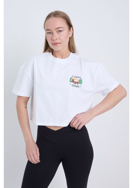 Kadın Oversize Camping Therapy Baskılı Beyaz Renk Crop fırsatları