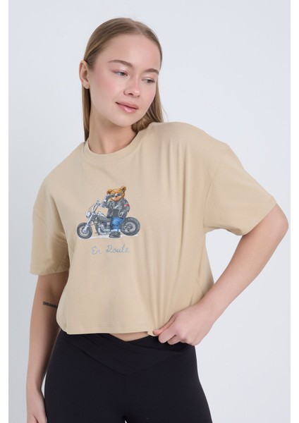 Kadın Oversize En Route Baskılı Bej Renk Crop fiyatları