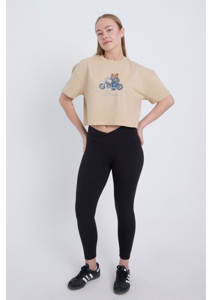 Kadın Oversize En Route Baskılı Bej Renk Crop modelleri