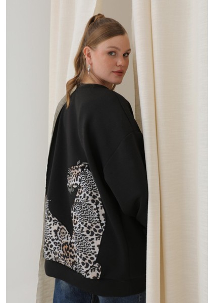 32112 Kadın Arkası Leopar Detaylı Sweatshirt indirimleri