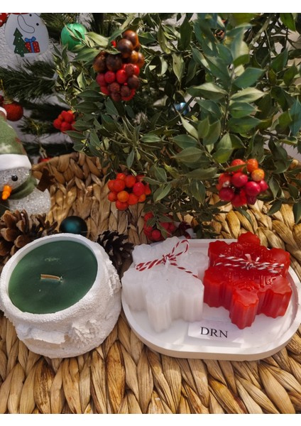 Noel Yılbaşı Sahnesi, Yeşil Renkli Kokulu Mumluk, Beyaz ve Kırmızı Kar Tanesi Mum
