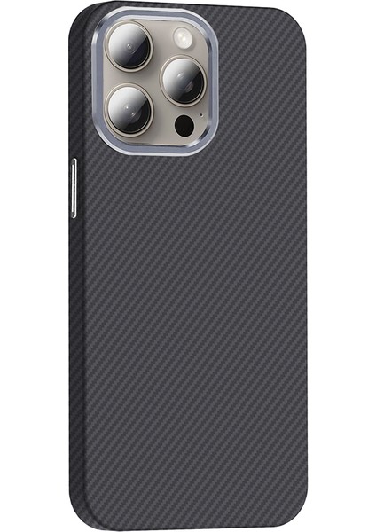 Apple iPhone 15 Pro Max Kılıf Magsafe Şarj Özellikli Karbon Fiber Görünümlü Tqr Gros Kapak - Desert Titan