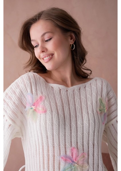 Kayık Yaka Çiçek Aplikeli Salaş Triko Kazak