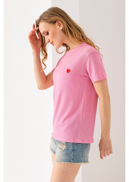 Kadın Bisiklet Yaka Kalp Nakışlı Bürümcük T-Shirt Pembe - 254427 fırsatları
