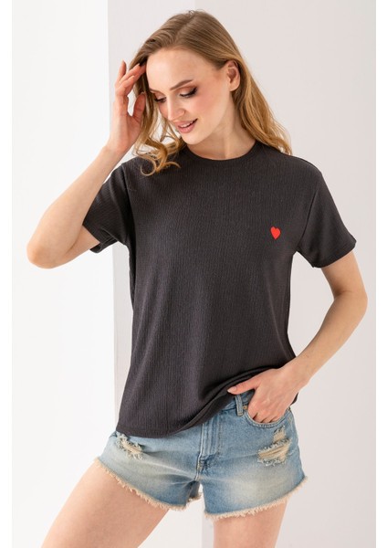 Kadın Bisiklet Yaka Kalp Nakışlı Bürümcük T-Shirt Antrasit - 254427