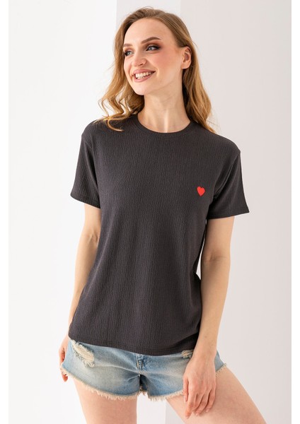 Kadın Bisiklet Yaka Kalp Nakışlı Bürümcük T-Shirt Antrasit - 254427 fiyatları