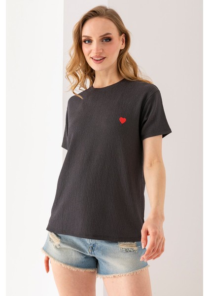 Kadın Bisiklet Yaka Kalp Nakışlı Bürümcük T-Shirt Antrasit - 254427 modelleri