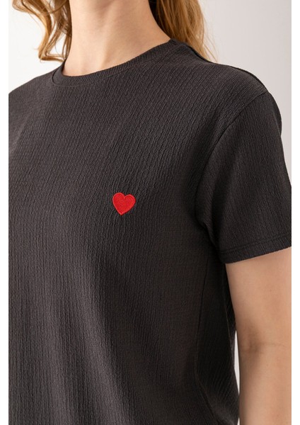 Kadın Bisiklet Yaka Kalp Nakışlı Bürümcük T-Shirt Antrasit - 254427 fırsatları