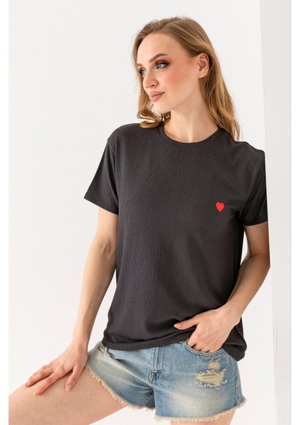 Kadın Bisiklet Yaka Kalp Nakışlı Bürümcük T-Shirt Antrasit - 254427 indirimleri