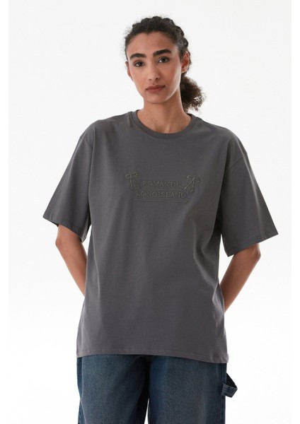 Yazı ve Kurdele Nakışlı Oversize Tişört