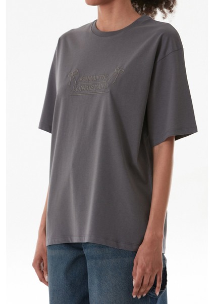 Yazı ve Kurdele Nakışlı Oversize Tişört indirimleri