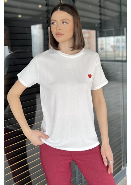 Kadın Bisiklet Yaka Kalp Nakışlı Tişört