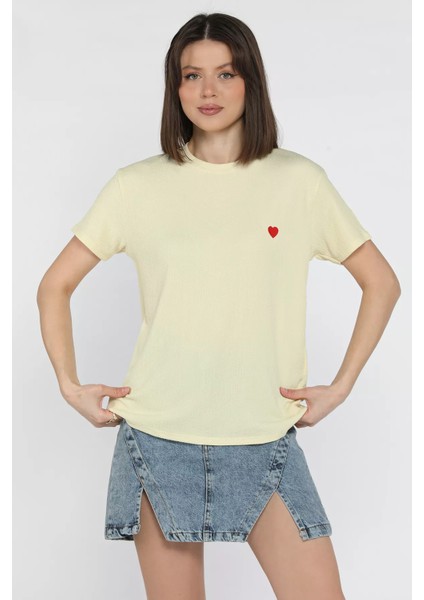 Kadın Bisiklet Yaka Kalp Nakışlı Tişört