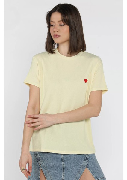 Kadın Bisiklet Yaka Kalp Nakışlı Tişört fiyatları