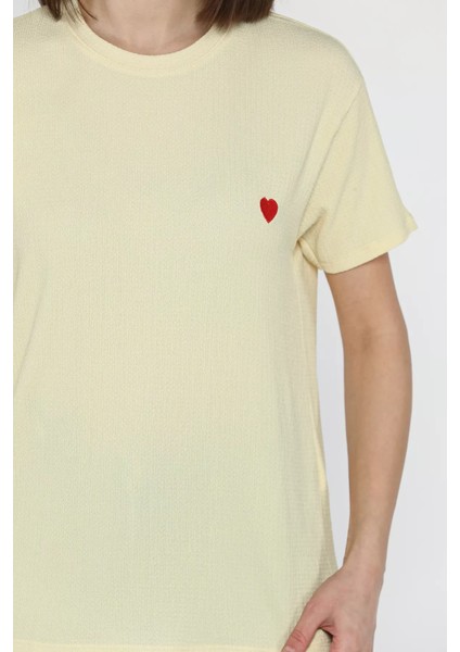 Kadın Bisiklet Yaka Kalp Nakışlı Tişört fırsatları