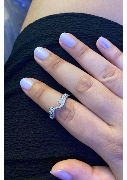 Kadın Sıralı Taş Detay Tasarım Model Taşlı Gümüş Yüzük modelleri