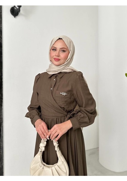 Çilek Kumaş Yandan Bağlamalı Taş Işleme Detaylı Elbise Tesettür Uyumlu Bağlamalı Elbise