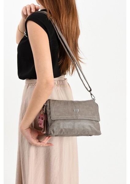 Y.s.deri Kadın Postacı Çanta 28*18 cm Vegan Deri Işıklı Aksesuar Charm Çapraz Askılı Omuz Çantası modelleri