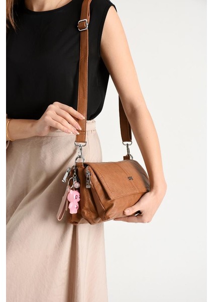 Y.s.deri Kadın Postacı Çanta 28*18 cm Vegan Deri Işıklı Aksesuar Charm Çapraz Askılı Omuz Çantası modelleri