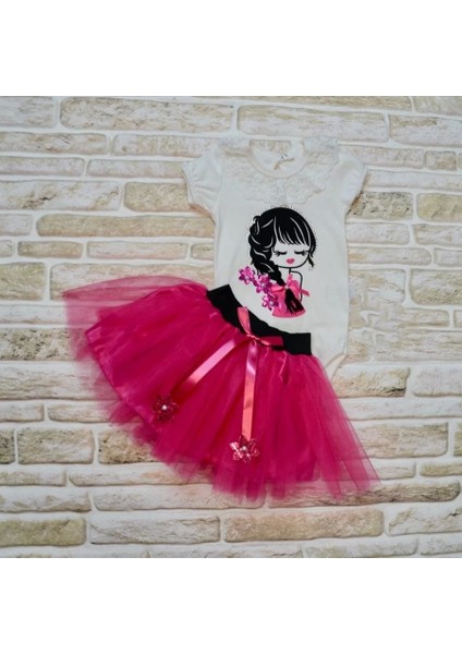 9-12-18 Ay Saçı Örgülü Kız Nakışlı Kurdelalı Kısa Kollu Tütü Etek 2li Kız Bebek Takımı Fuşya