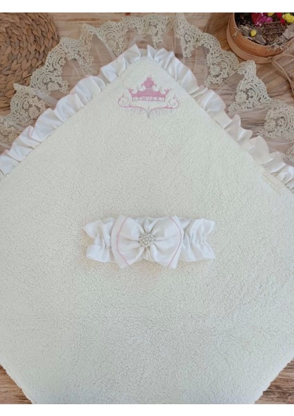 Yenidoğan Wool Yün Kumaş Taç Nakışlı Güpür Duvaklı Fiyonk Prizma Taş Unisex Kundak Bebek Battaniyesi Pembe