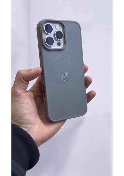IPhone 15 Pro Uyumlu Logolu Karbon Görünümlü Magsafe Özellikli Silikon Kapak