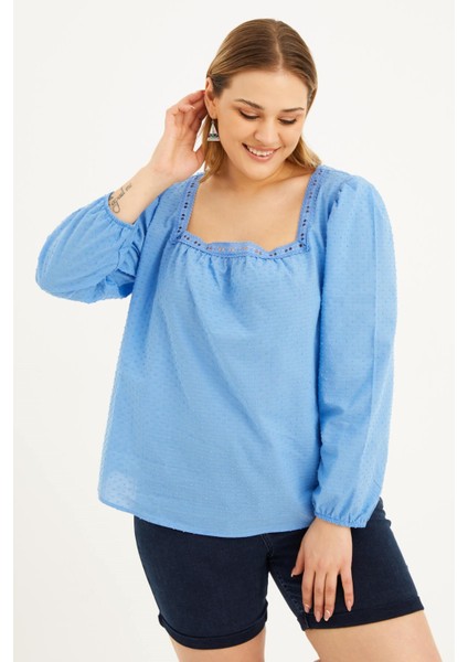 Kare Yaka Nakışlı Bluz