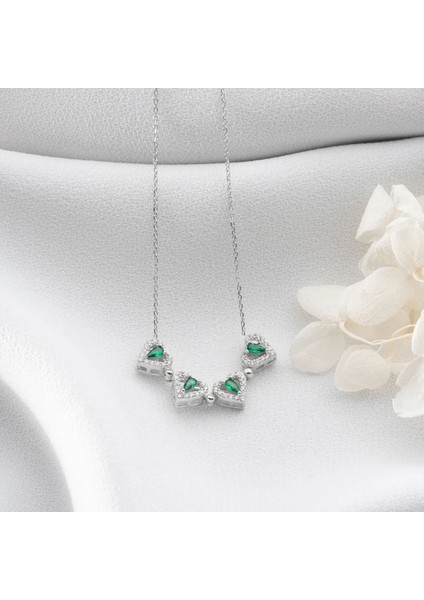 925 Ayar Gümüş Yeşil Taşlı Açılan Yonca Kolye fırsatları