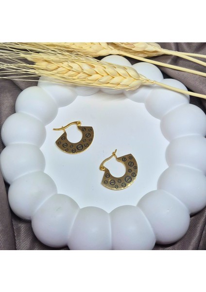 Gold Paslanmaz Çelik Yarım Ay Küpe - Yuvarlak Desenli, Modern, Şık ve Günlük Kullanıma Uygun Tasarım