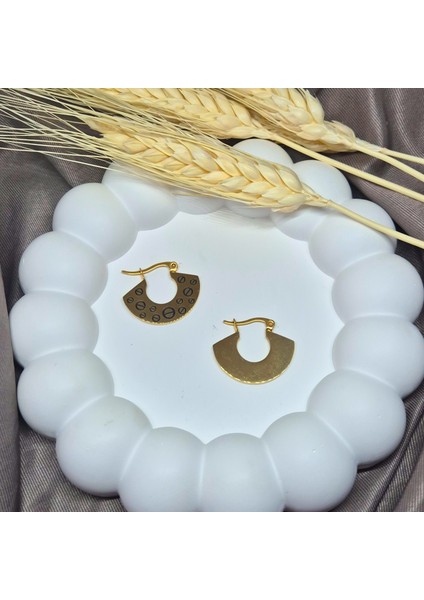 Gold Paslanmaz Çelik Yarım Ay Küpe - Yuvarlak Desenli, Modern, Şık ve Günlük Kullanıma Uygun Tasarım fırsatları