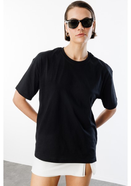 Kadın %100 Organik Pamuk Relaxed Fit Yırtmaçlı Yuvarlak Yaka T-Shirt Yırtmaçlı-T-Shırt