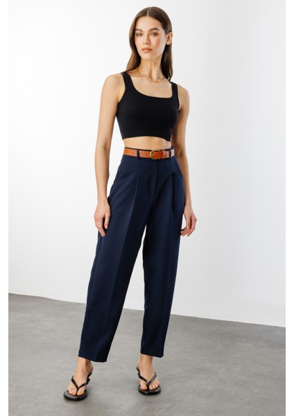 Kadın Dar Paça Pileli Kemerli Mevsimlik Kumaş Pantolon Kemerli-Pantolon