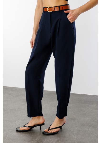 Kadın Dar Paça Pileli Kemerli Mevsimlik Kumaş Pantolon Kemerli-Pantolon modelleri