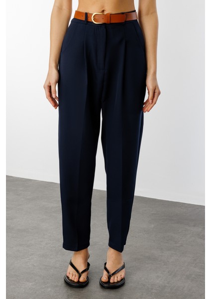 Kadın Dar Paça Pileli Kemerli Mevsimlik Kumaş Pantolon Kemerli-Pantolon indirimleri