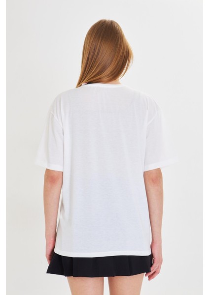 V Yaka Çoklu Kalp Baskılı T-Shirt