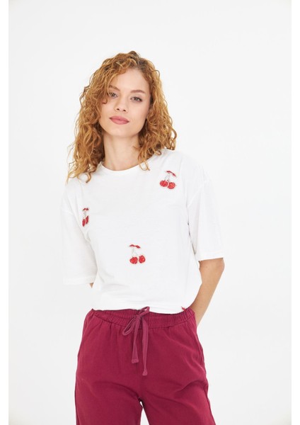 Kiraz İşlemeli Taşlı T-Shirt