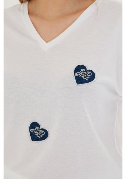 V Yaka Çoklu Kalp Baskılı T-Shirt