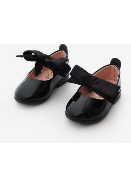 Siyah Rugan Kadife Fiyonklu Kız Çocuk Ayakkabı