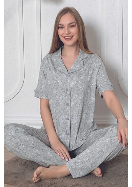 Kadın Gri Çiçek Desenli Önden Düğmeli Biyeli Kısa Kollu Likralı Viskon Pijama Takımı