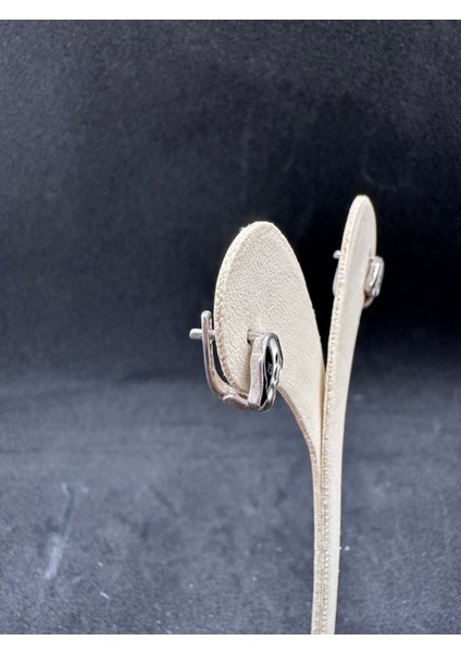 Siyah Beyaz Mineli Köpek Figür Gümüş Çocuk Küpesi modelleri