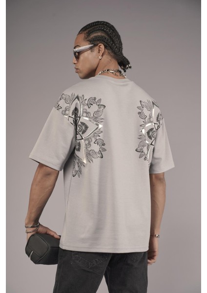 Sırtı Etnik Desenli Baskılı Oversize Kalıp Tişört